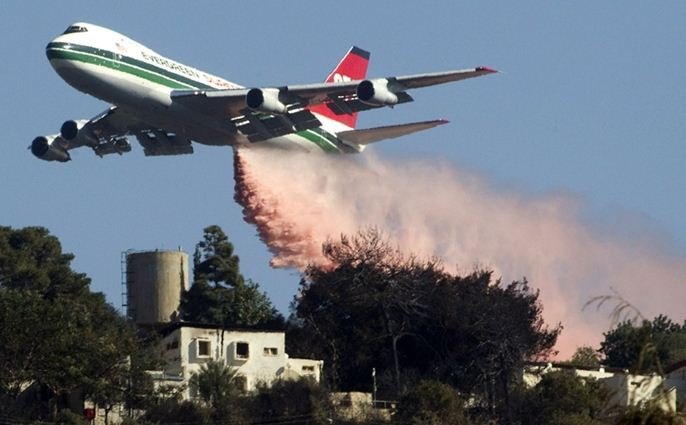 747-dropping-in-Haifa-Israel-Dec-5-2010.jpg