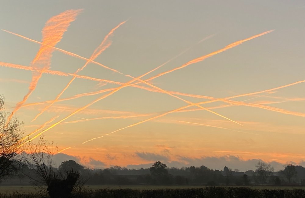 Aircraft trails.jpeg